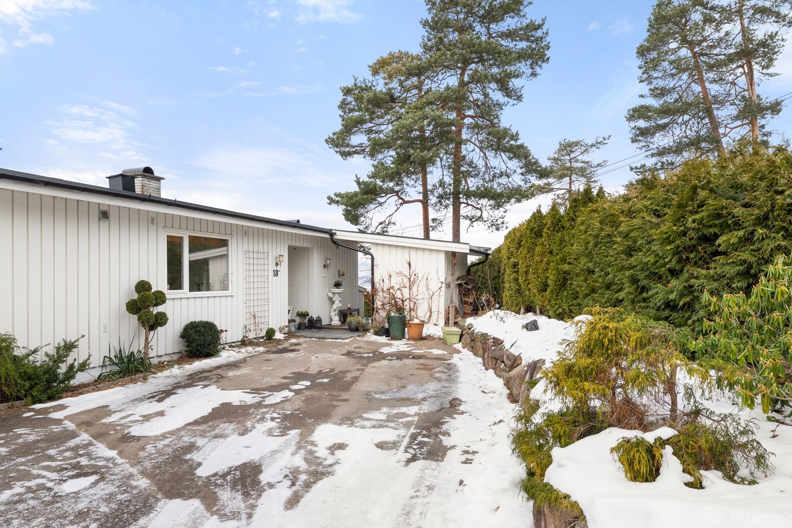 Utenfor er det en praktisk utebod og opparbeidede biloppstillingsplasser. Galleribilde