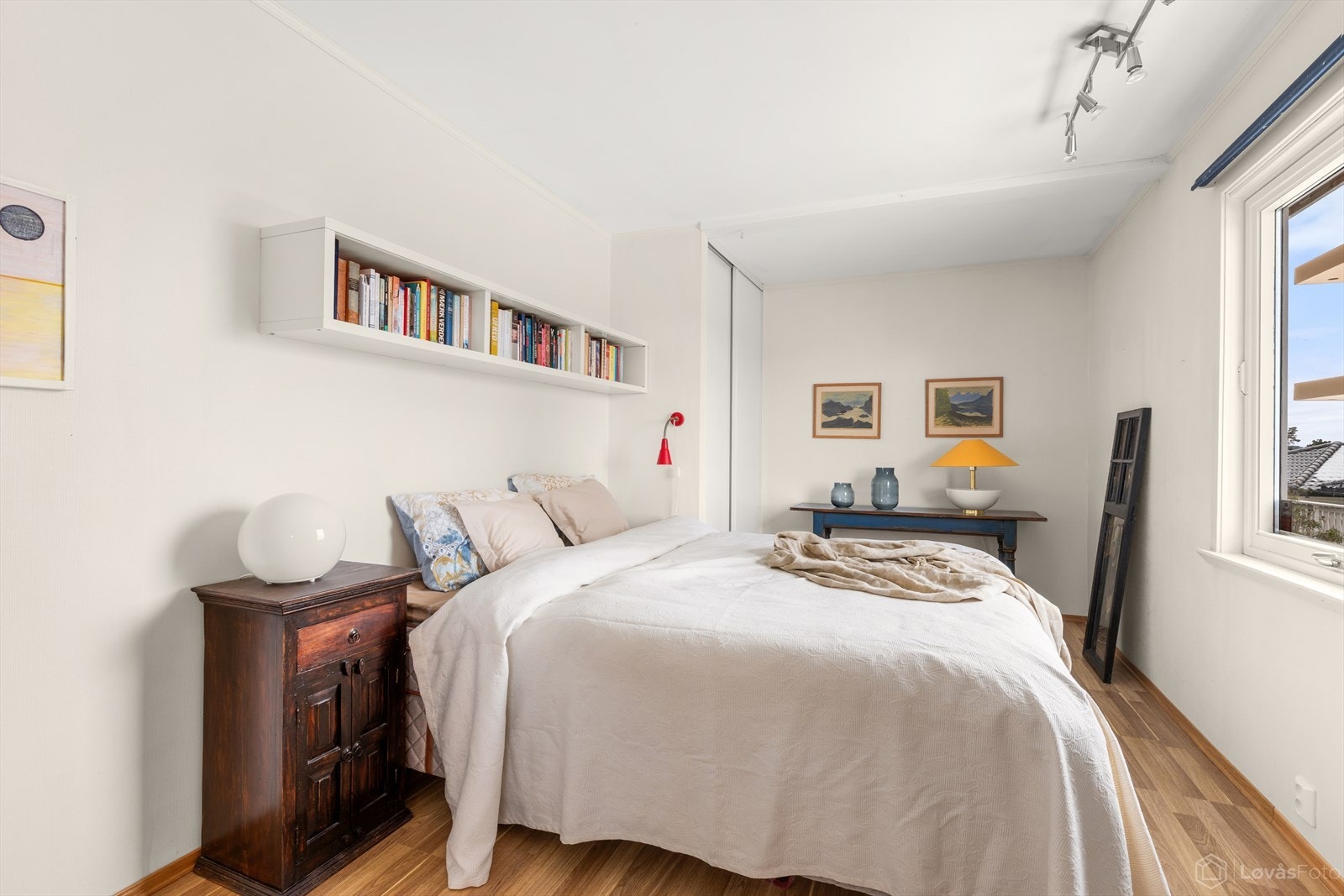 Praktisk garderobeløsning og god plass til dobbeltseng, nattbord og skrivebord. Galleribilde