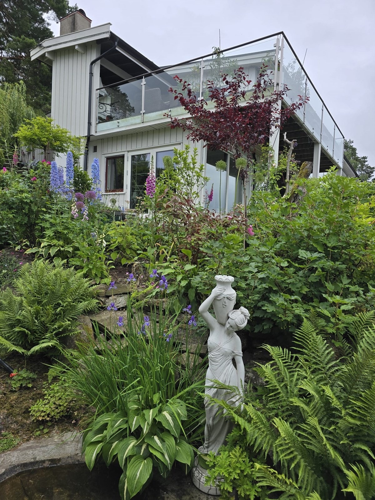 Bilder tatt av selger viser deler av beplantningen i sommerhalvåret. Galleribilde