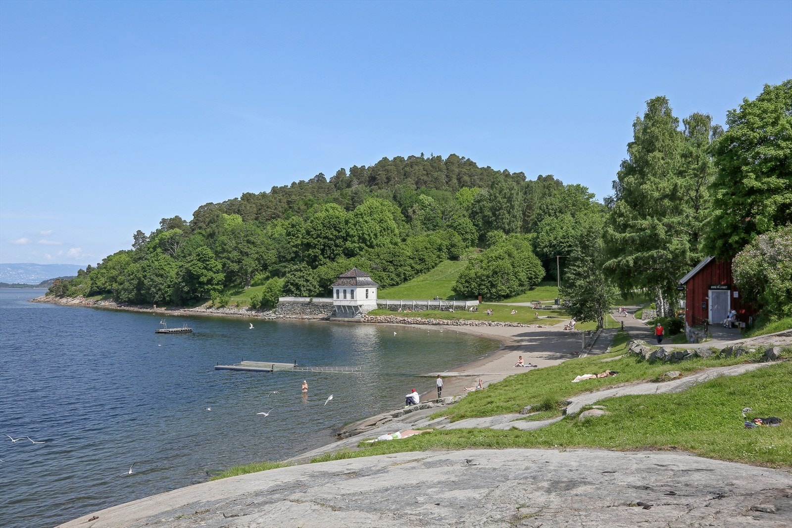 Populære Hvervenbukta byr på flotte bade- og friluftsmuligheter i naturskjønne omgivelser. Galleribilde