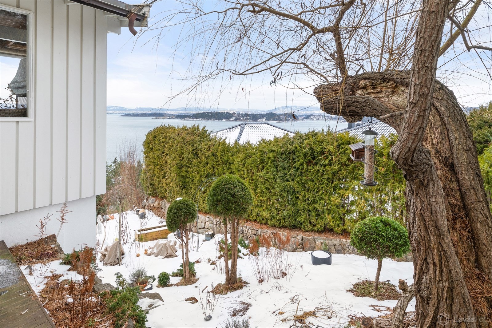 Tomten er pent opparbeidet i skrånende terreng, med tilnærmet flate arealer på for- og baksiden. Galleribilde