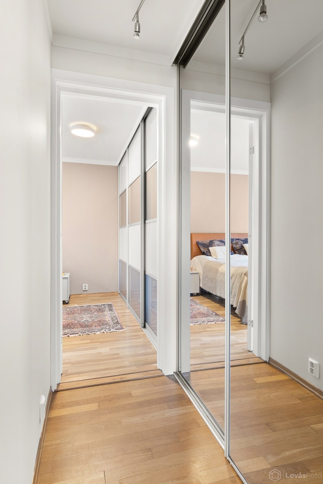 Praktisk garderobeskap plassert i gangen ved soverommet. Galleribilde