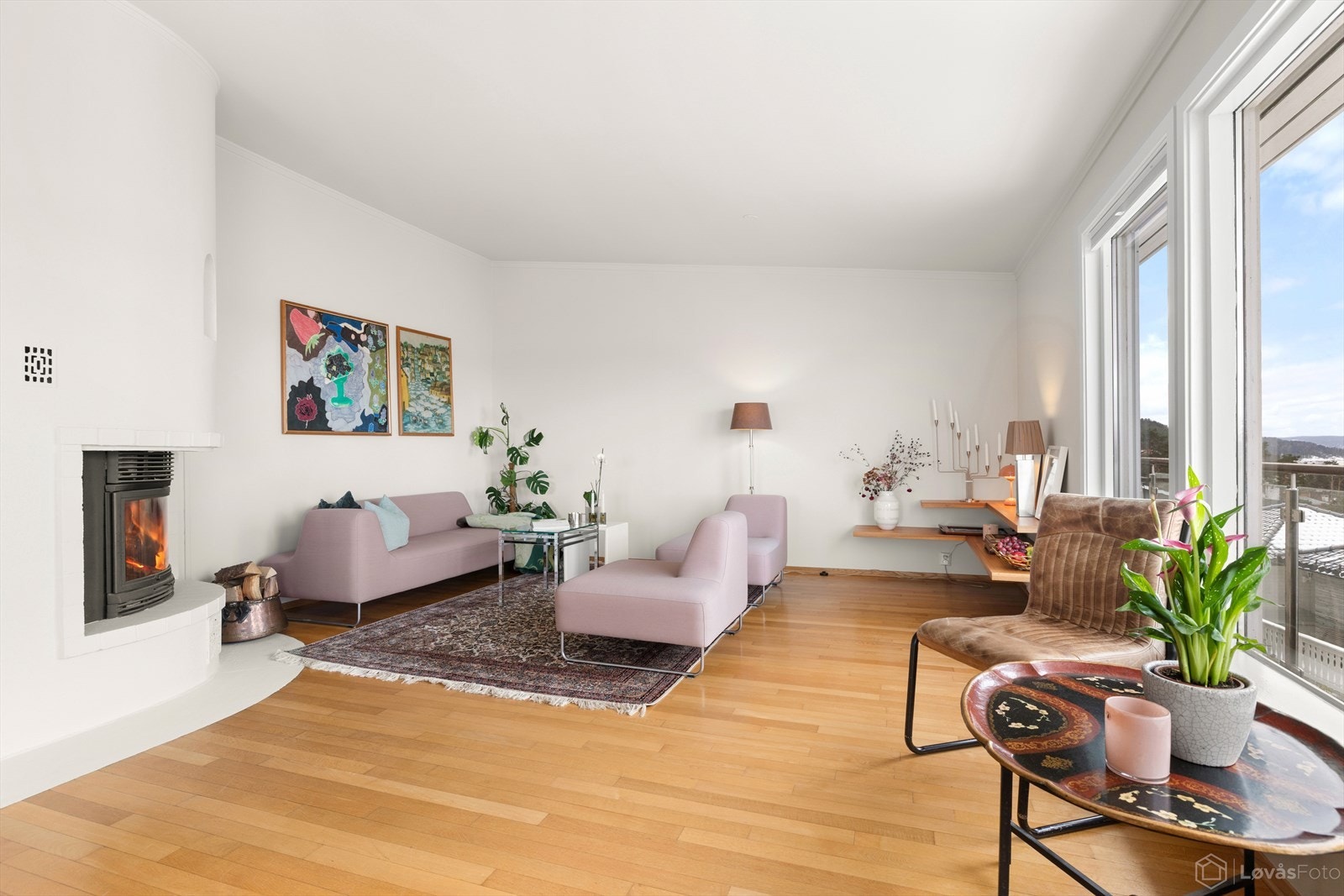 Et hyggelig ildsted bidrar til en lun og behagelig atmosfære. Galleribilde