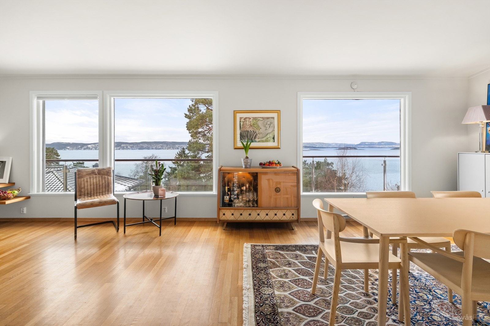 De store vindusflatene fremhever utsikten og slipper rikelig med naturlig lys inn i rommet. Galleribilde