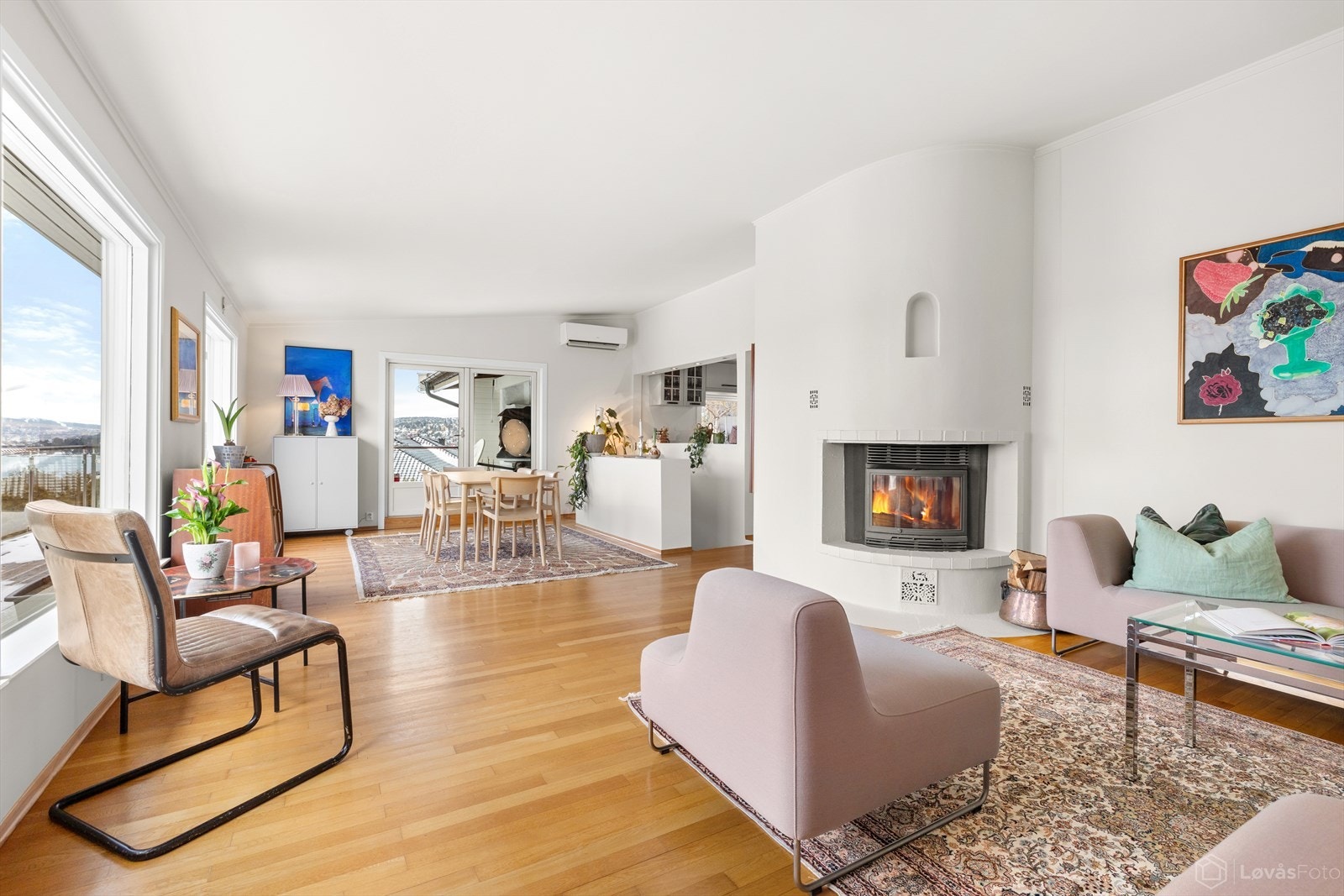 Hovedetasjen inneholder en romslig stue med god takhøyde og gjennomgående god standard. Foto: John Løvås. Galleribilde