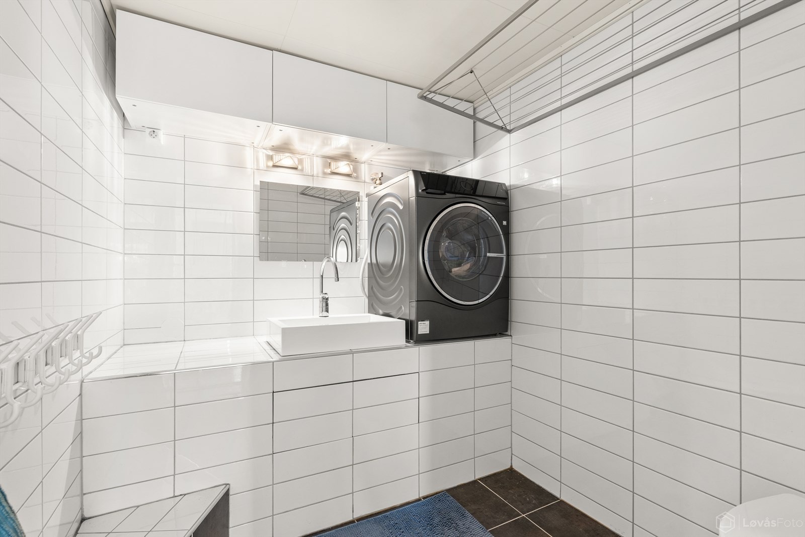 Vaskerommet har plass til både vaskemaskin og tørketrommel, og er i tillegg utstyrt med vegghengt toalett. Galleribilde