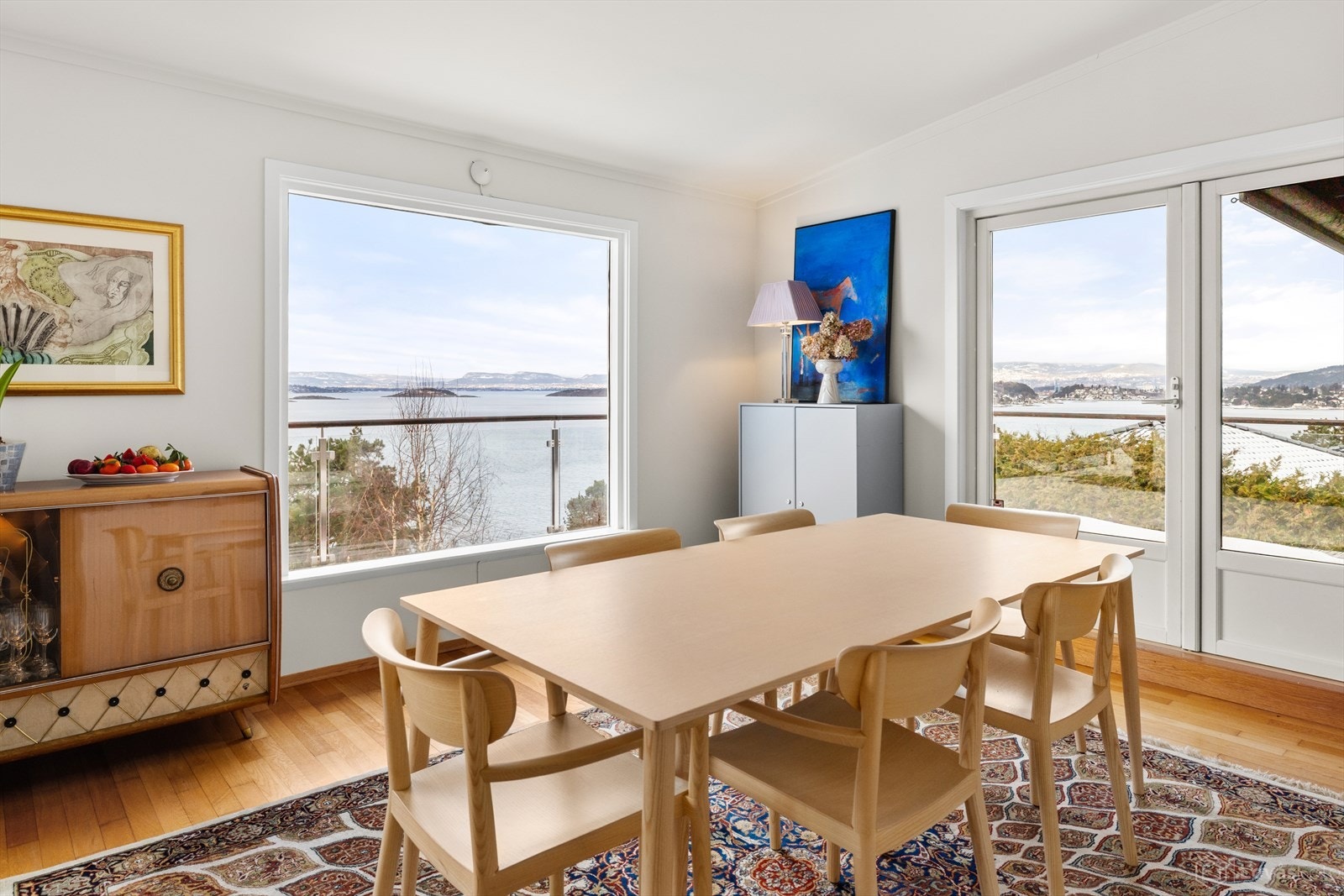 God plass til en stor spisegruppe, med direkte utgang til terrassen. Galleribilde