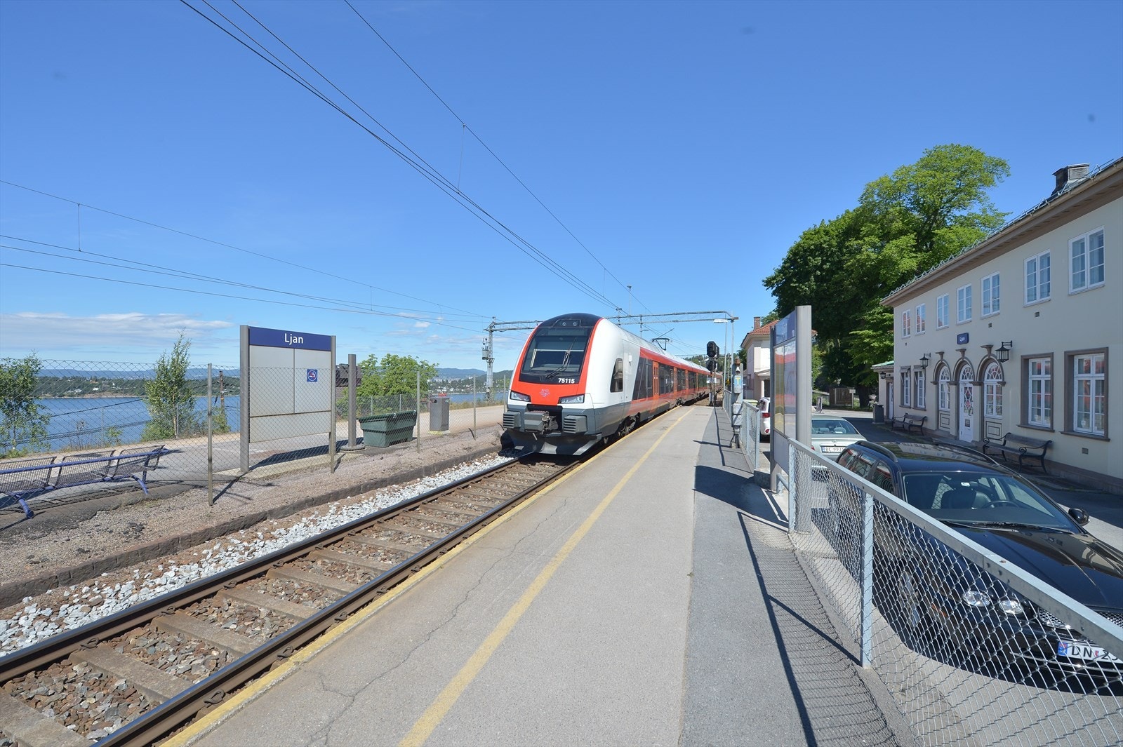 Ljan stasjon ligger ca. 10 minutters gange fra boligen. Herfra bruker toget kun 8 minutter til Oslo S. Galleribilde