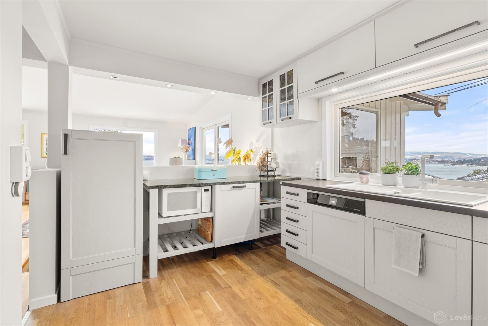 Senket kjøleskap og delvis åpen løsning bidrar til å binde rommet sammen med stuen. Galleribilde