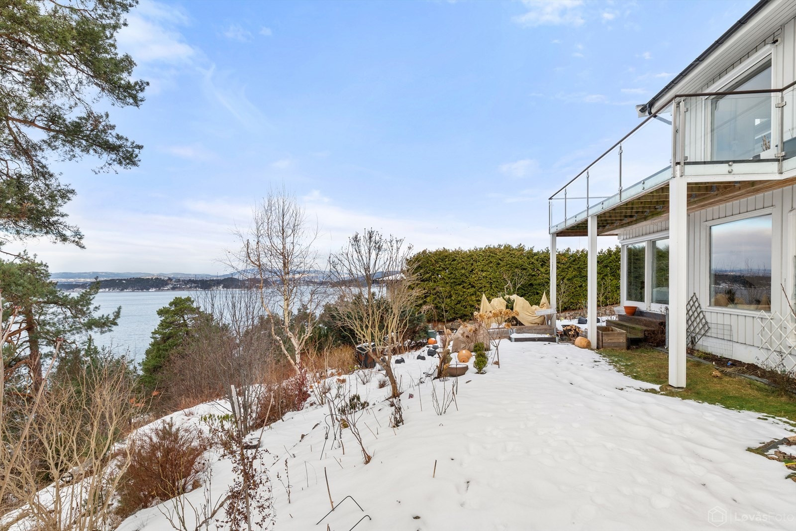 Hagen er parkmessig opparbeidet og terrassert, med gjennomtenkte løsninger som murte terrengtrapper, gangstier og et oppholdsareal belagt med skifer. Galleribilde