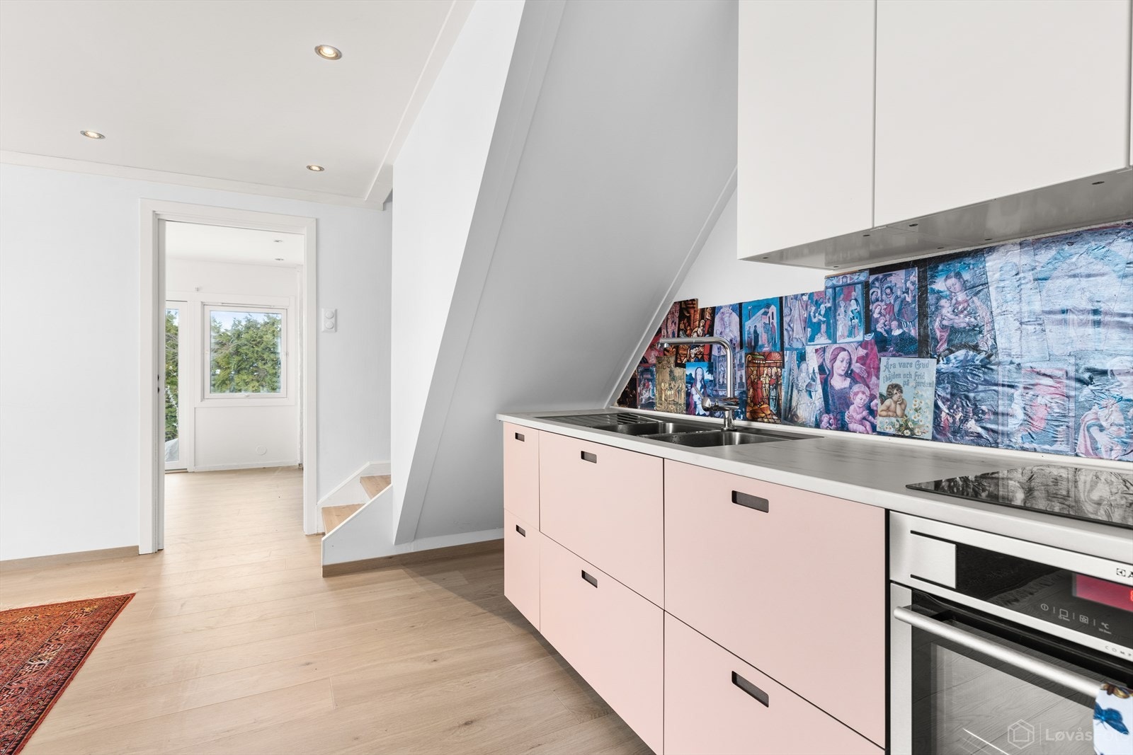 Stilrene farger og tidsriktig innredning. Galleribilde