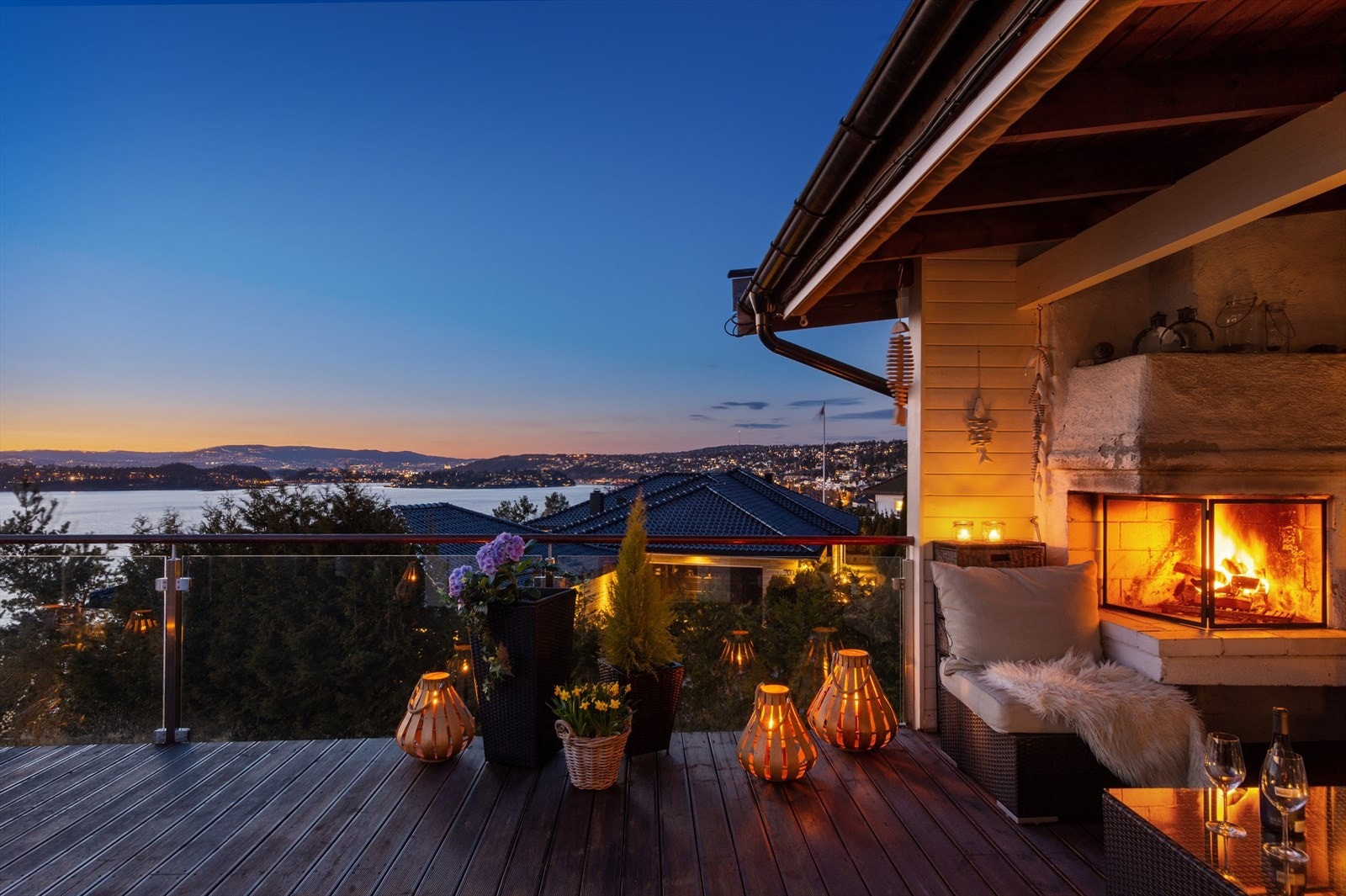 Med et overbygg og utepeis forlenges stuen gjennom alle årstider. Galleribilde