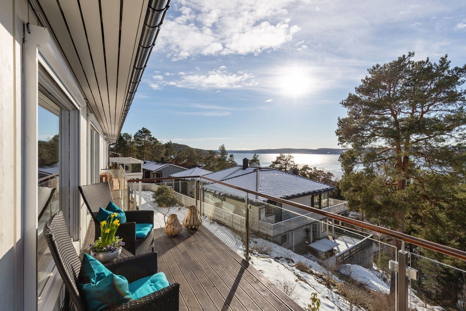 Her finnes blant annet en svært innbydende terrasse med fjordutsikt. Galleribilde