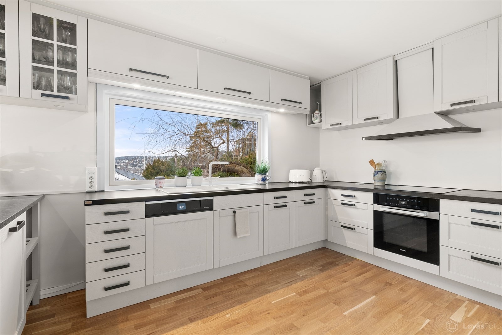 Stilrent og moderne kjøkken fra IKEA ble installert i 2020. Galleribilde