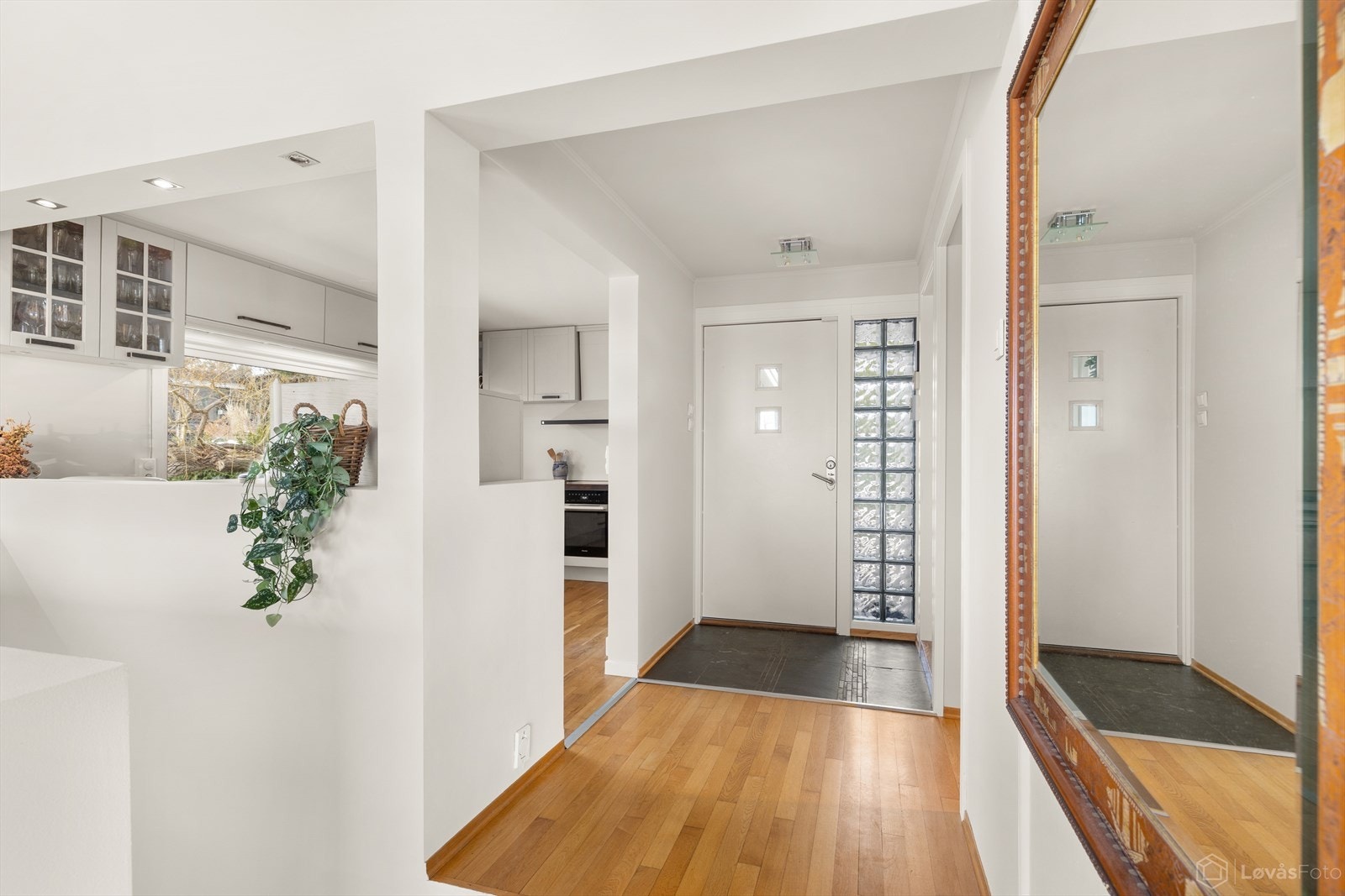 Entréen binder hovedetasjen sammen og fungerer utmerket til å henge fra seg yttertøy. Galleribilde