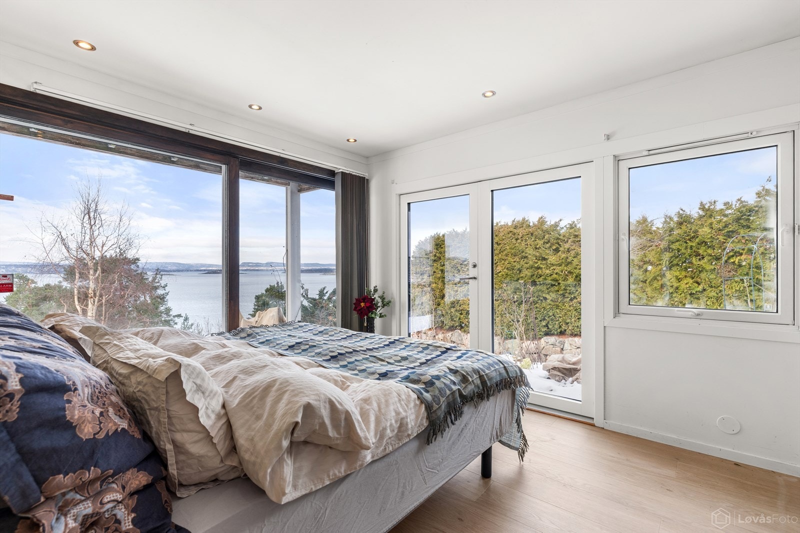 Rommet under terrassen er i dag innredet som et soverom, med mulighet for å innrede akkurat som en ønsker. Galleribilde