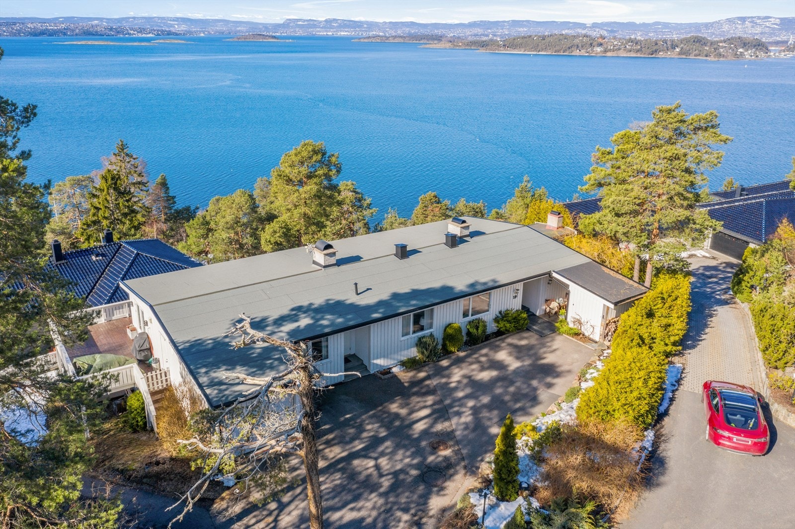 Boligen ligger høyt og usjenert til fantastiske omgivelser. Galleribilde