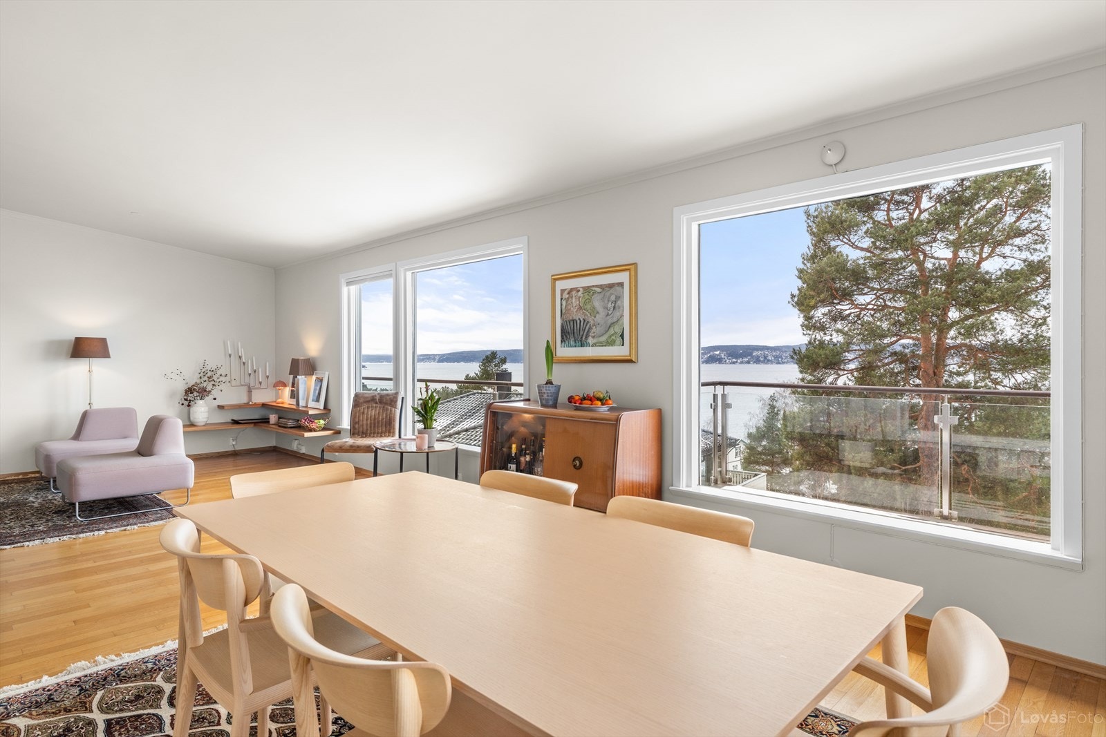 Samle venner og familie, og nyt en middag med spektakulær utsikt hjemme! Galleribilde