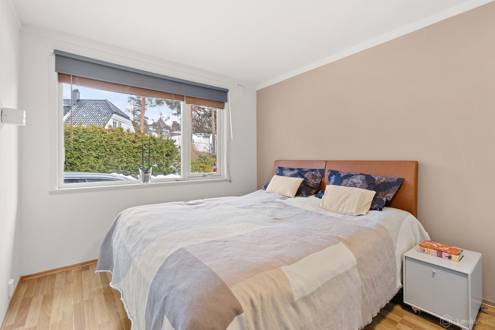 Hovedsoverommet har god plass til dobbeltseng med tilhørende nattbord. Her finner en også en romslig skyvedørsgarderobe. Galleribilde