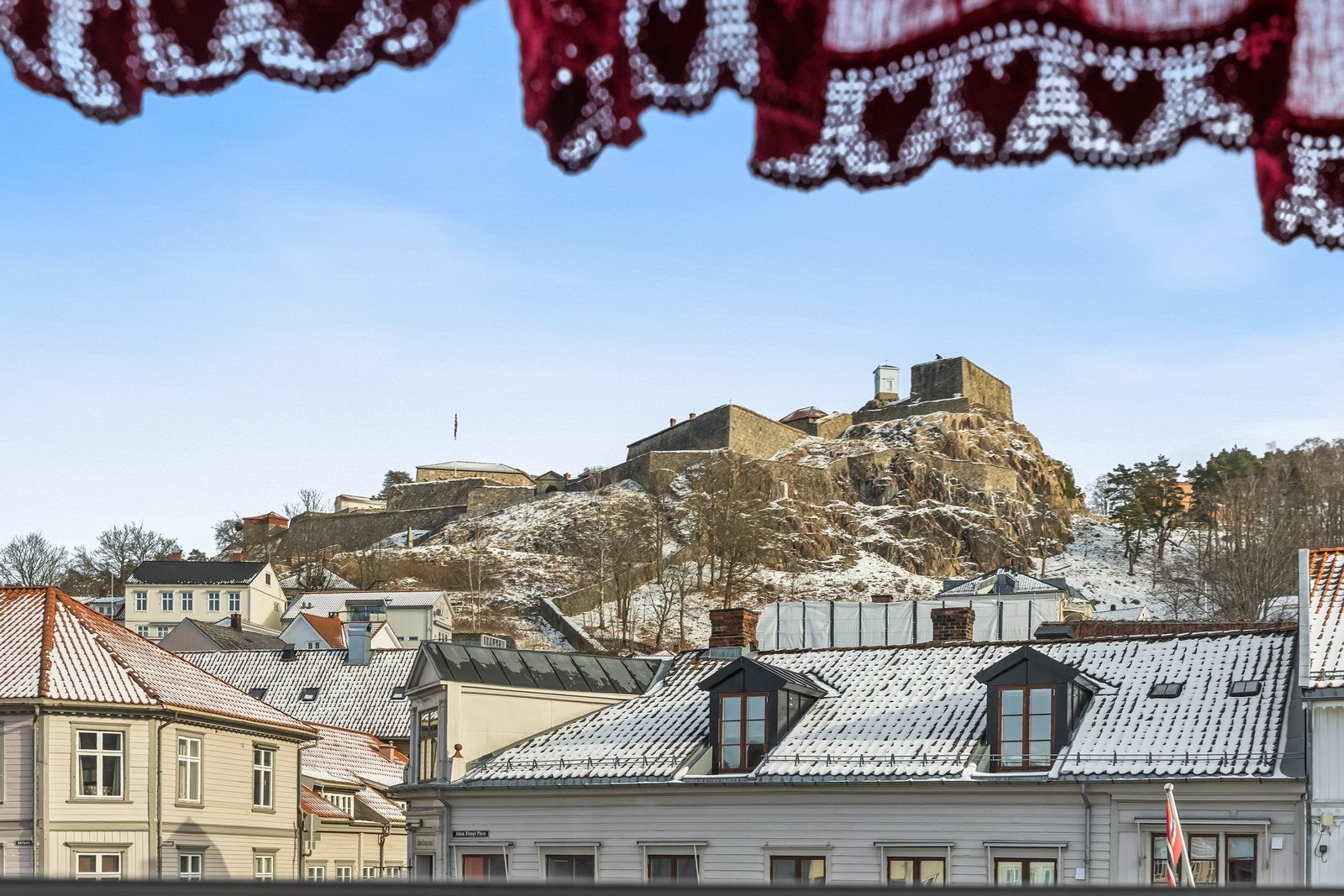 Utsyn mot festningen fra kjøkken Galleribilde