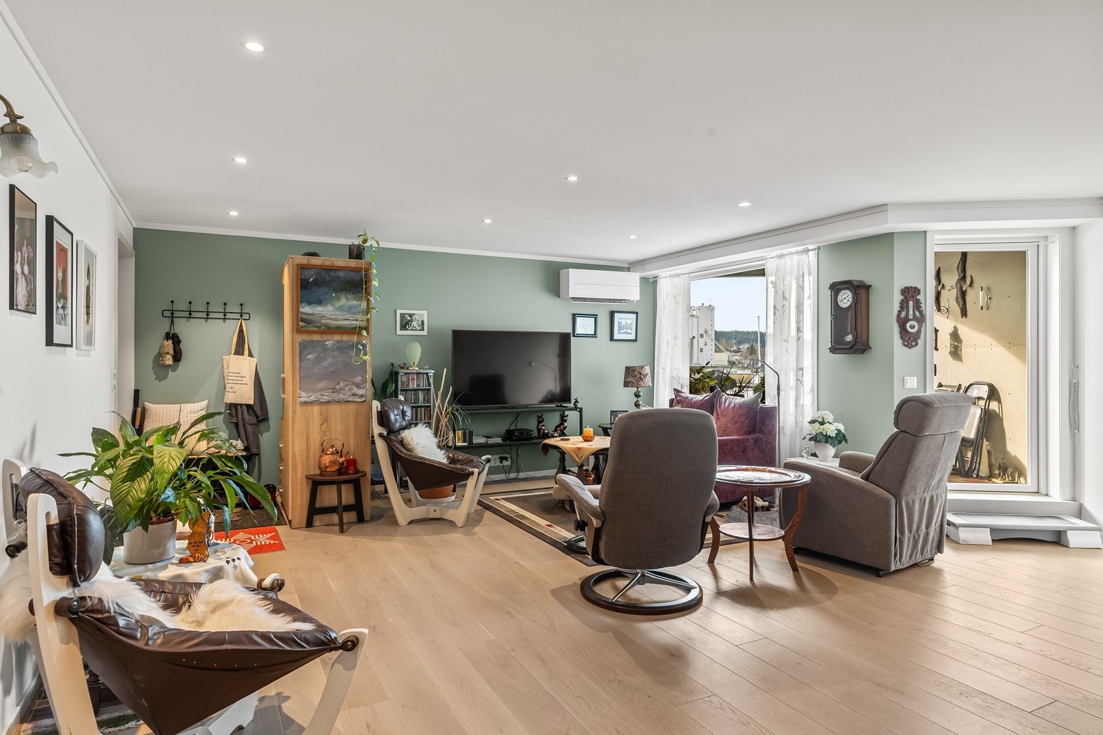 Stue med utgang til balkong. Galleribilde