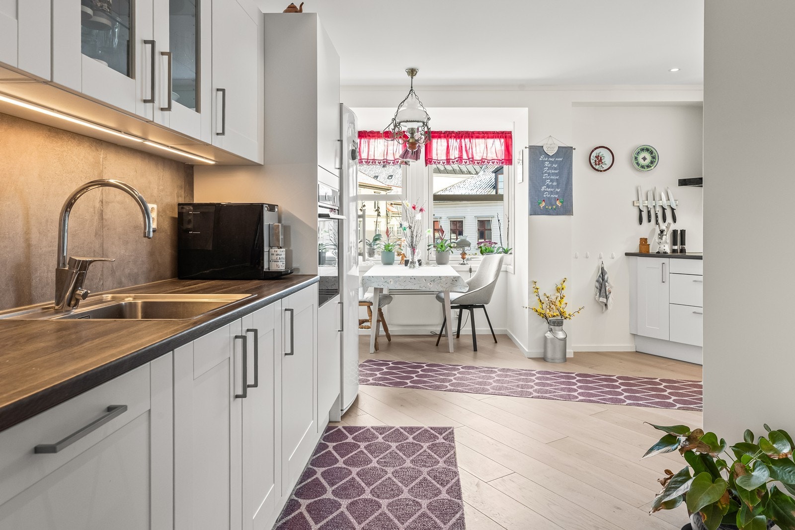 Kjøkken med spiseplass. Galleribilde