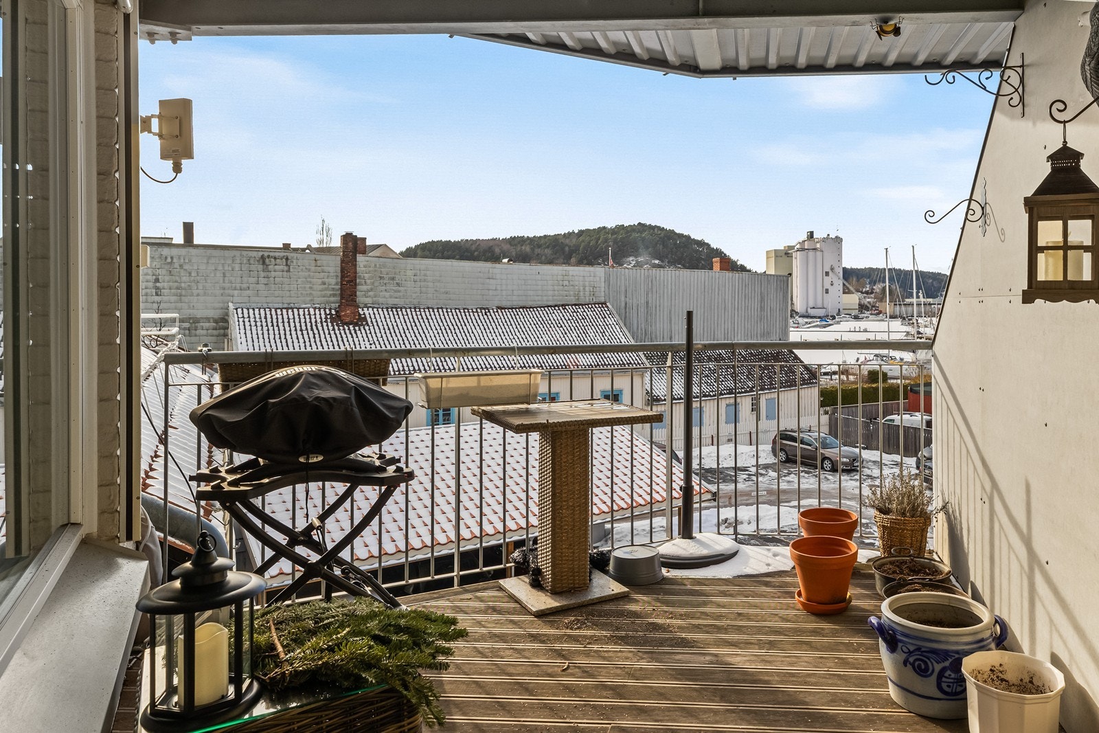 Balkong med havneutsikt. Galleribilde