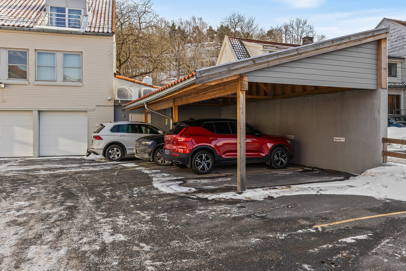 Parkering i carport. Galleribilde
