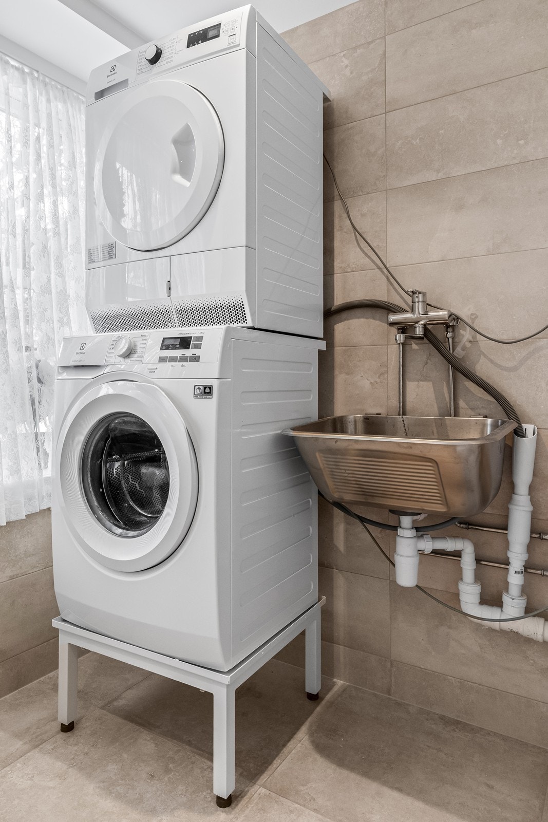 Egen nisje på badet for vaskemaskin og tørketrommel Galleribilde