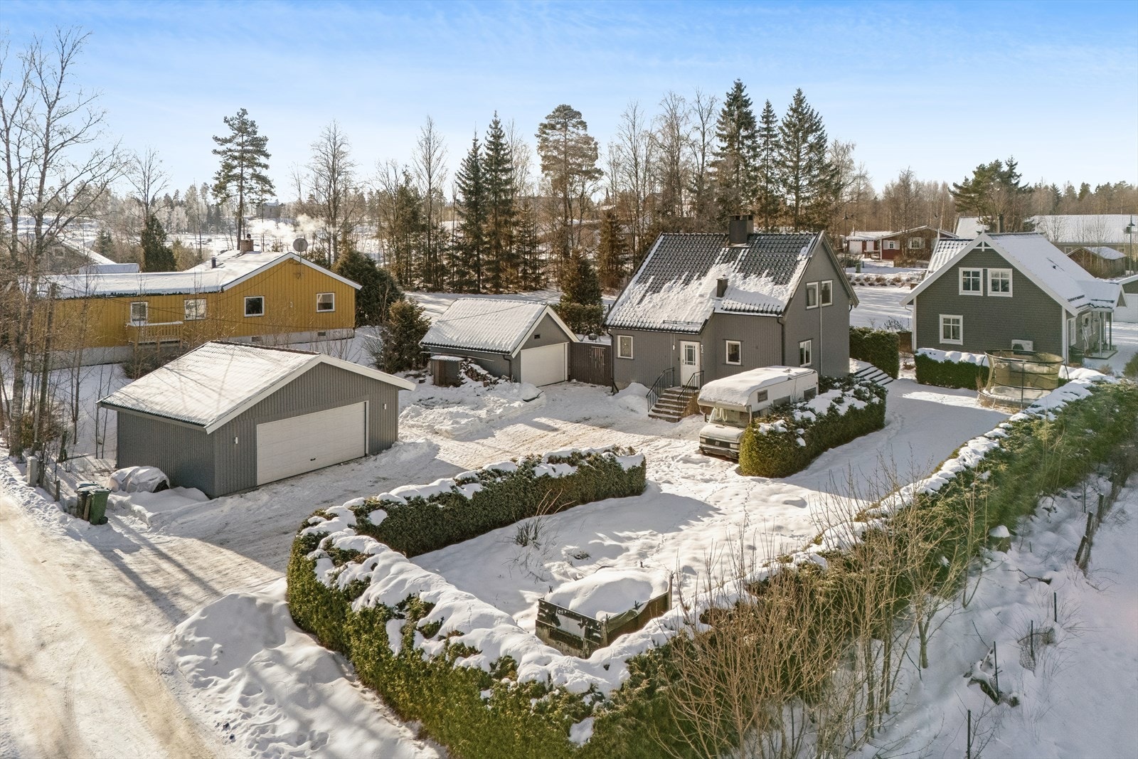 Tomten er stor, solrik og pent opparbeidet, med flere uteplasser og to garasjer. Et hjem med god plass både inne og ute - i et trygt og etablert nabolag. Galleribilde