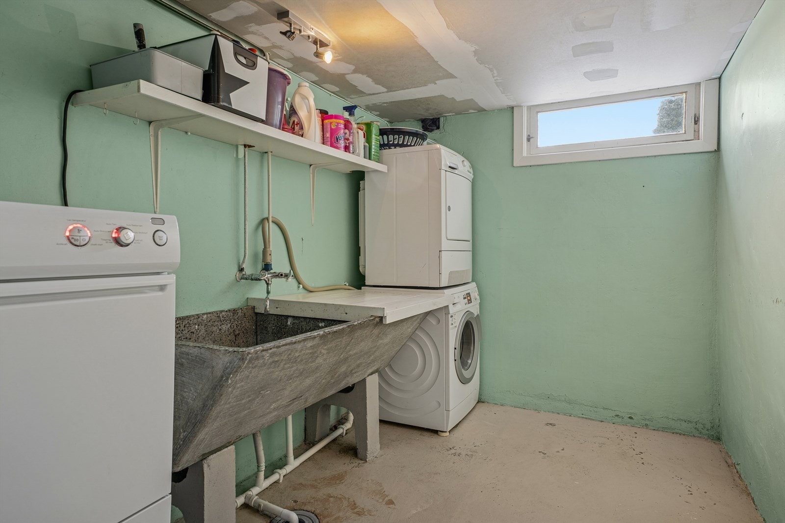 Boligen har et separat vaskerom i kjeller. Innredning bestående av arbeidsbenk, skyllekum og tappekran og avløp for vaskemaskin. I kjelleren finner du også flere boder. Her har du masse av lagringsplass. Galleribilde