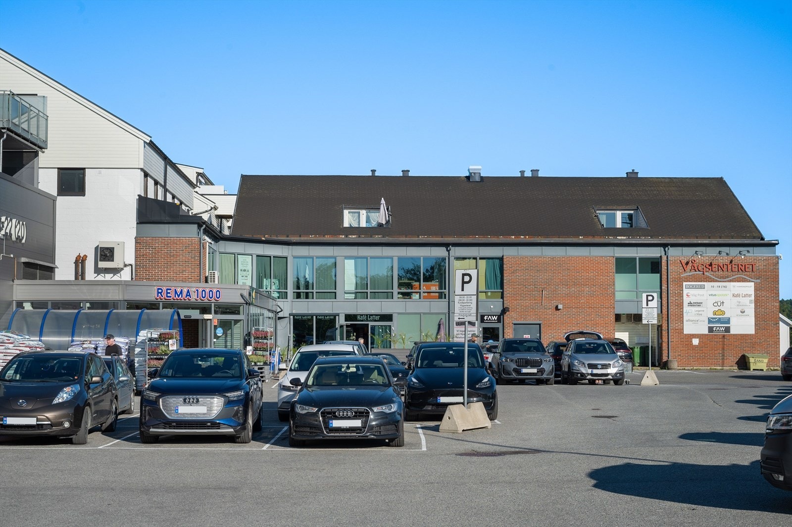 Dagligvarehandelen er enkelt løst med både Rema 1000 og Kiwi i nærområdet. I tillegg byr Våglia butikksenter på 14 butikker under samme tak. Galleribilde