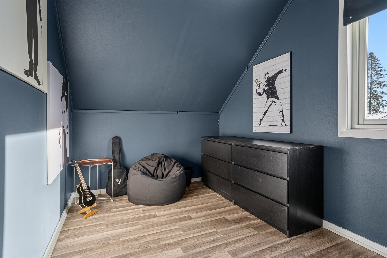 Soverom med god plass til seng og tilhørende møblement. Galleribilde