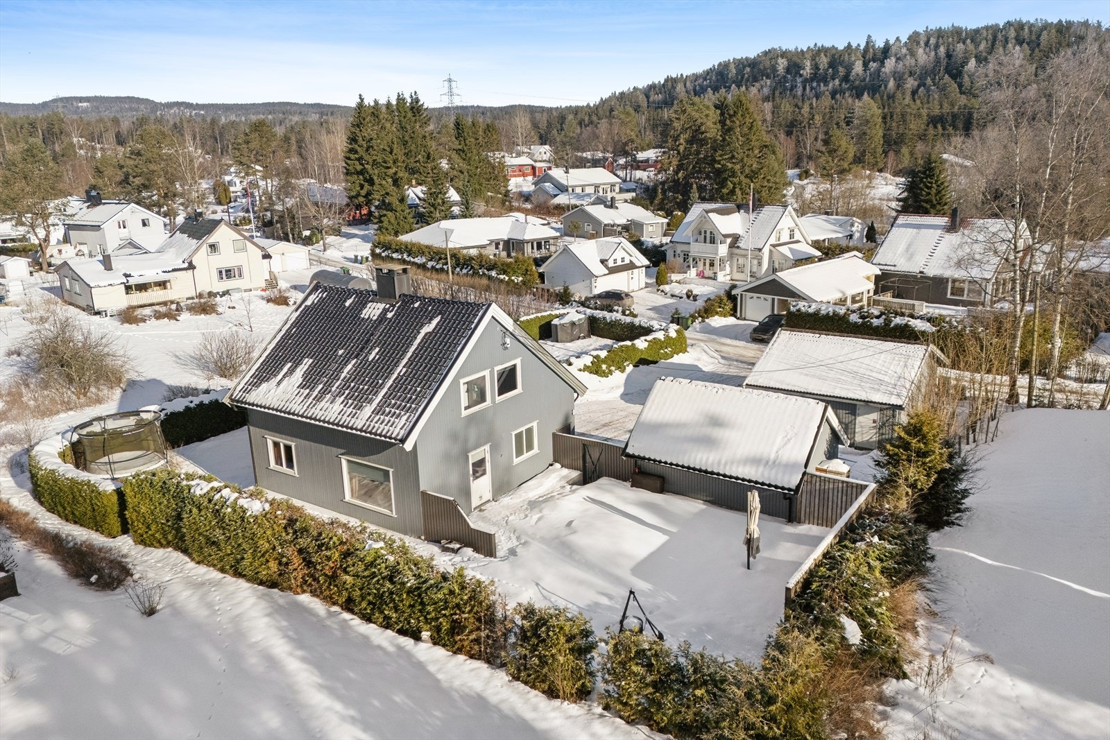 Anine Mørch-Aas v/DnB eiendom har gleden av å presentere Grosethveien 3! Eiendommen har en solrik og barnevennlig beliggenhet. Galleribilde