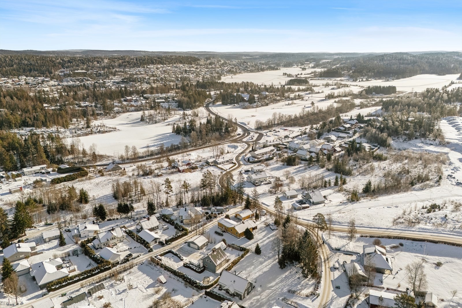 Eiendommen ligger i et etablert og barnevennlig boligområde i Ytre Enebakk. Fra eiendommen har du rask tilgang til flotte tur- og friluftsområder. Galleribilde