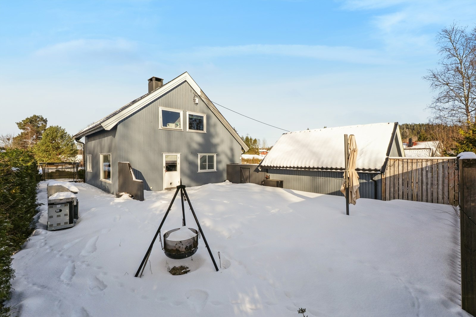 Det er fine uteområder hvor fine og solrike dager og stunder kan nytes. Her kan hele familien kose seg! Galleribilde