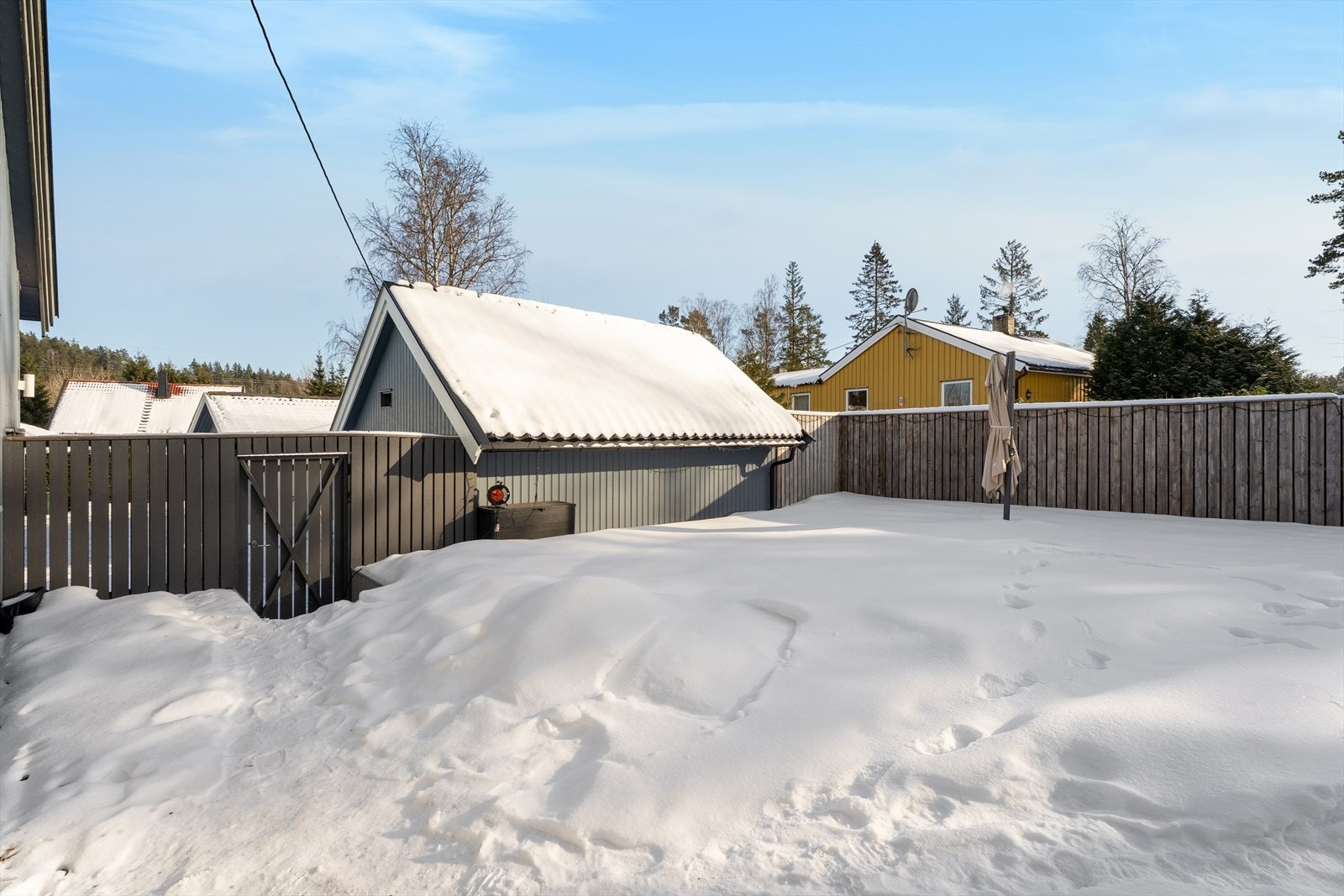 Boligen har terrasse som er orientert mot syd, vest og øst. Her er det god plass til flere sittegrupper og grill. Galleribilde