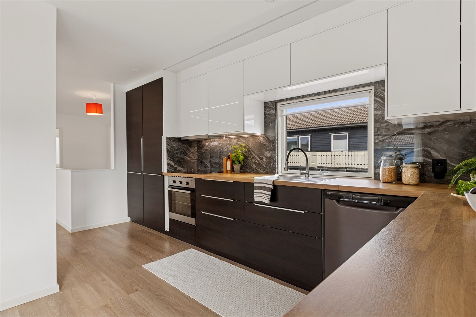 Kjøkkenet har installert integrert komfyr, kjøleskap, oppvaskmaskin og koketopp. Galleribilde