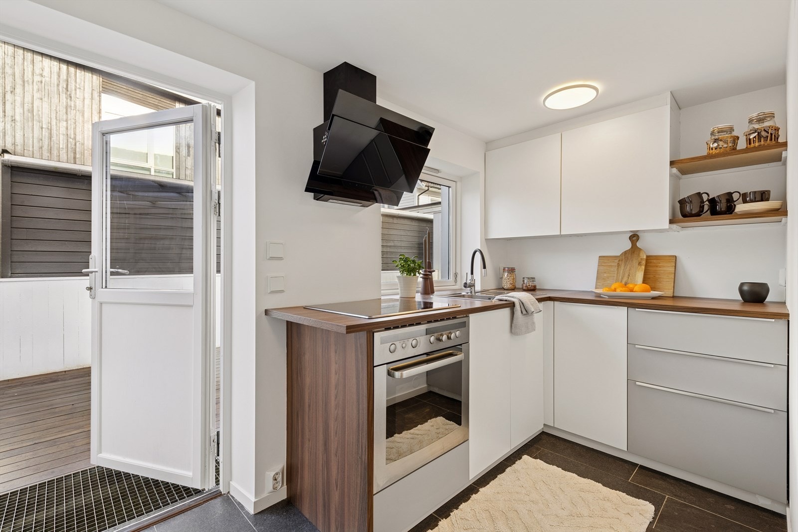 Kjeller er innredet med kjøkken, stue, soverom og bad. Det er ikke mottatt dokumentasjon på at dette er omsøkt/godkjent. Se pkt. ferdigattest. Galleribilde