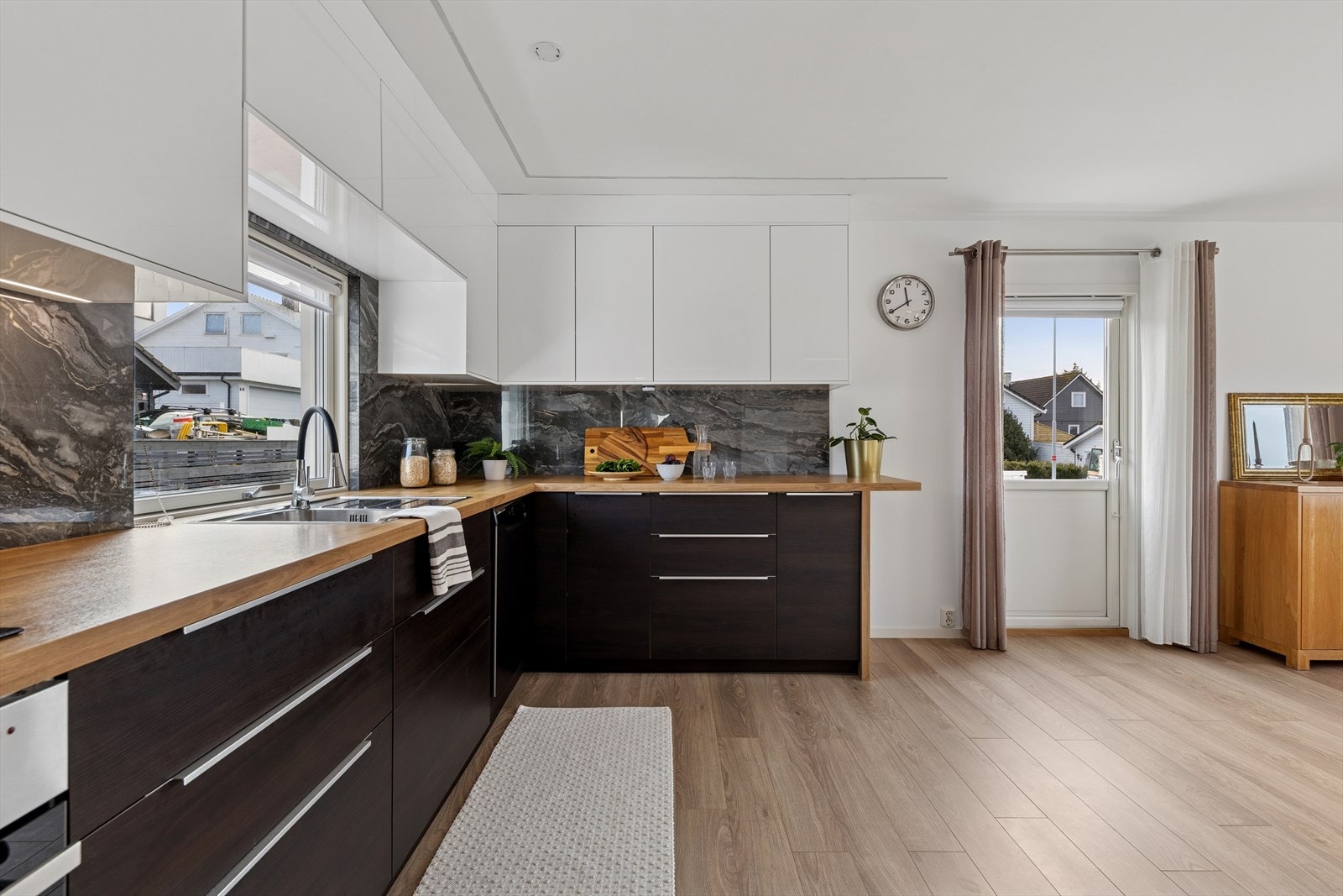 Funksjonaliteten er godt ivaretatt med både rikelige skapløsninger og en romslig benkeplate. Galleribilde