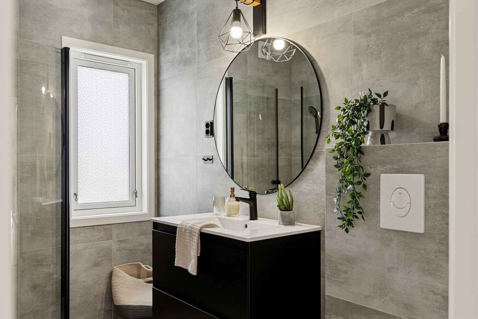 Rommet er innredet med servantseksjon, dusjhjørne med glassvegger samt vegghengt toalett. Galleribilde