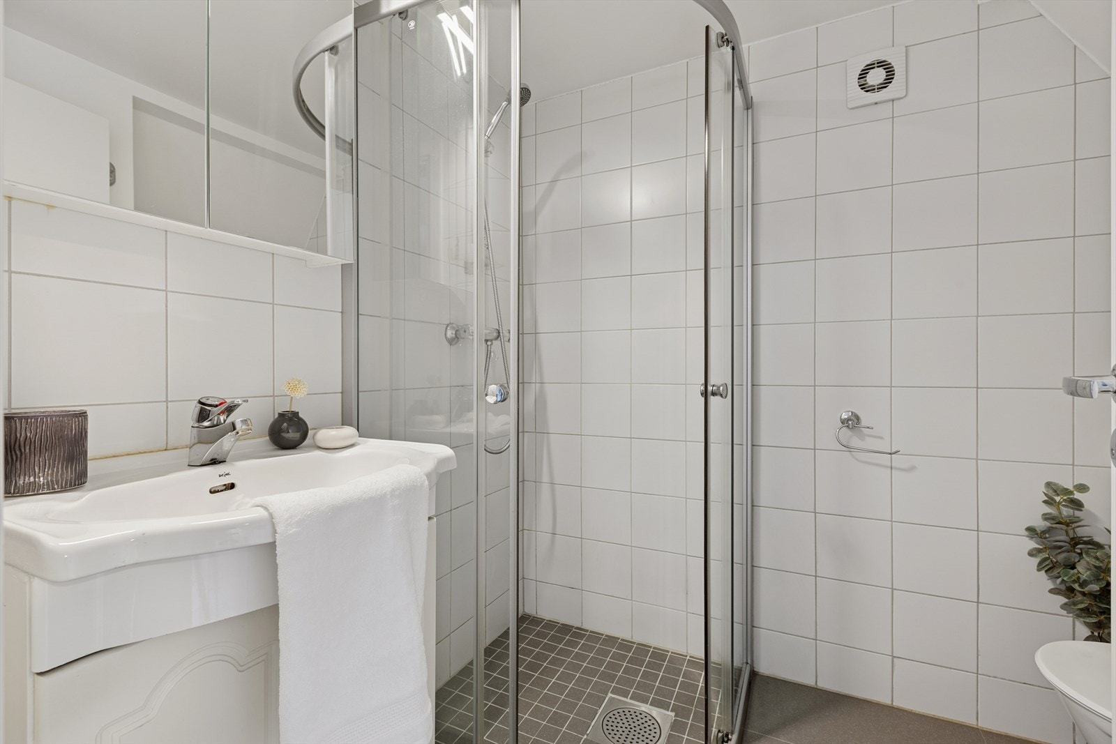 Flislagt baderom som varmes opp ved bruk av varmekabler. Galleribilde