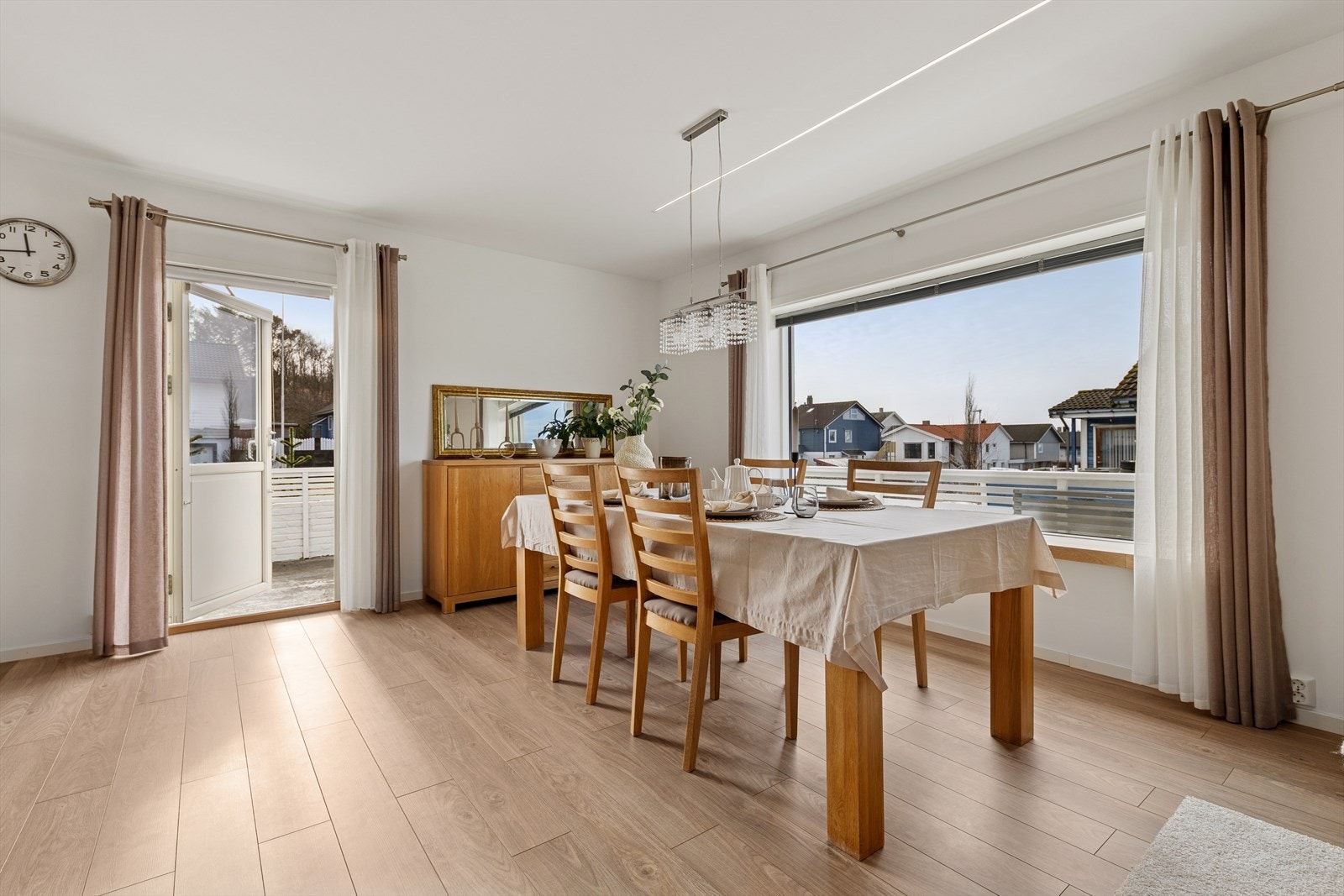 Fra stuen har du direkte adgang til en herlig terrasse, som forlenger oppholdsrommet og inviterer til deilige dager utendørs. Galleribilde