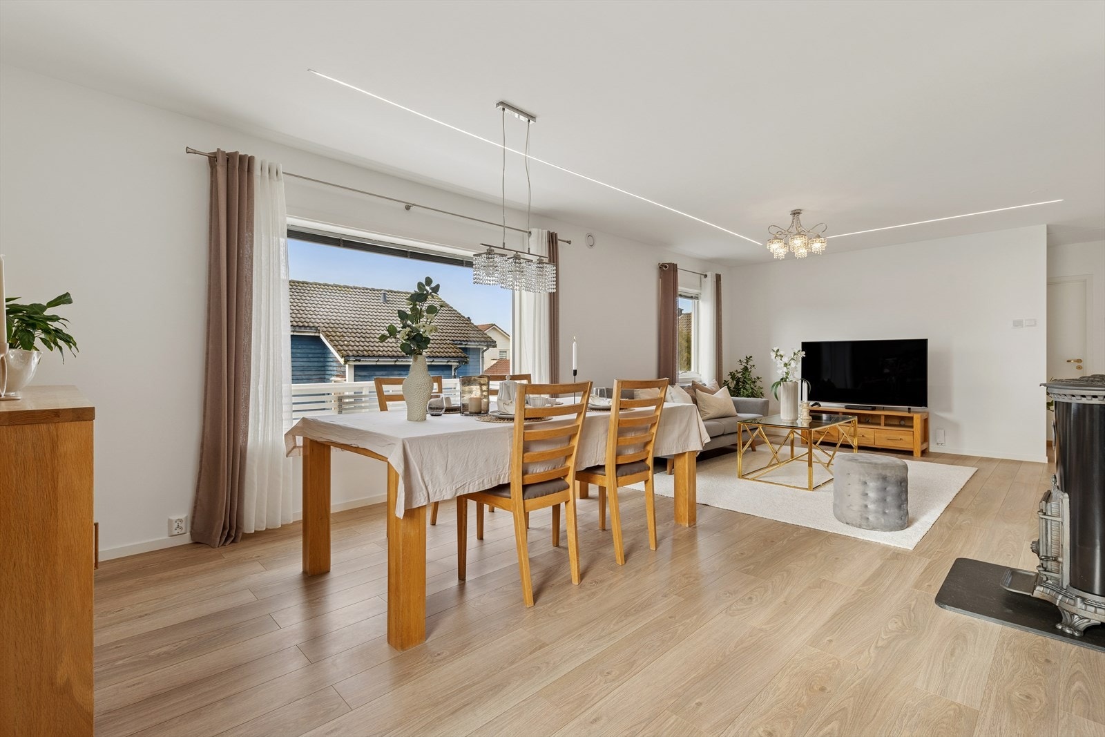 Boligen har en åpen stue og kjøkkenløsning med god plass til både en komfortabel sofagruppe og et romslig spisebord. Galleribilde