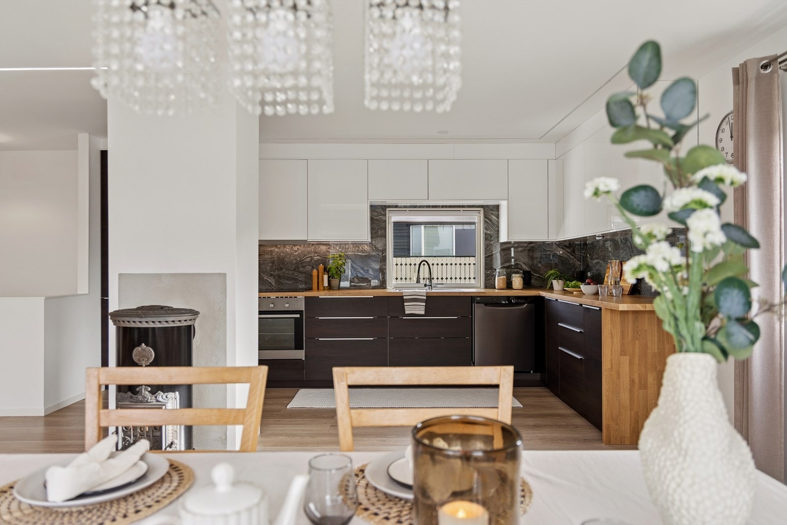 Spisegruppen er smart og funksjonelt plassert i nærheten av kjøkkenet, noe som gjør både hverdagsmåltider og selskaper ekstra praktiske. Galleribilde