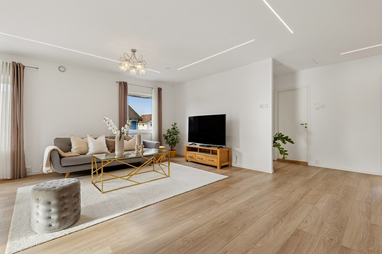 Gulvene er belagt med laminat, og veggflatene er malt. Galleribilde