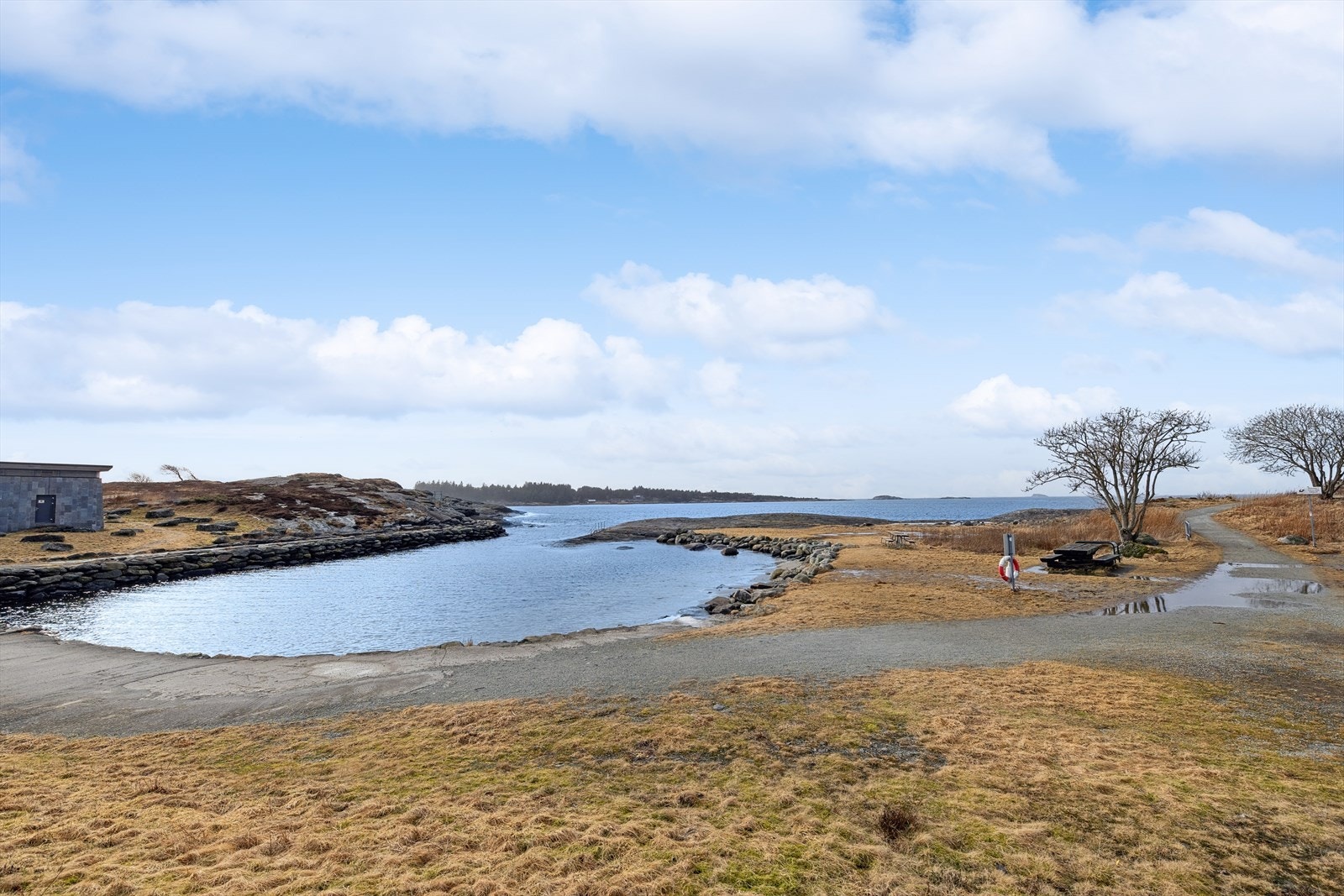 Her kan du starte dagen med en fredelig spasertur langs de stemningsfulle turstiene ved sjøen, eller tilbringe solrike sommerdager på den innbydende badestranden like i nærheten. Galleribilde