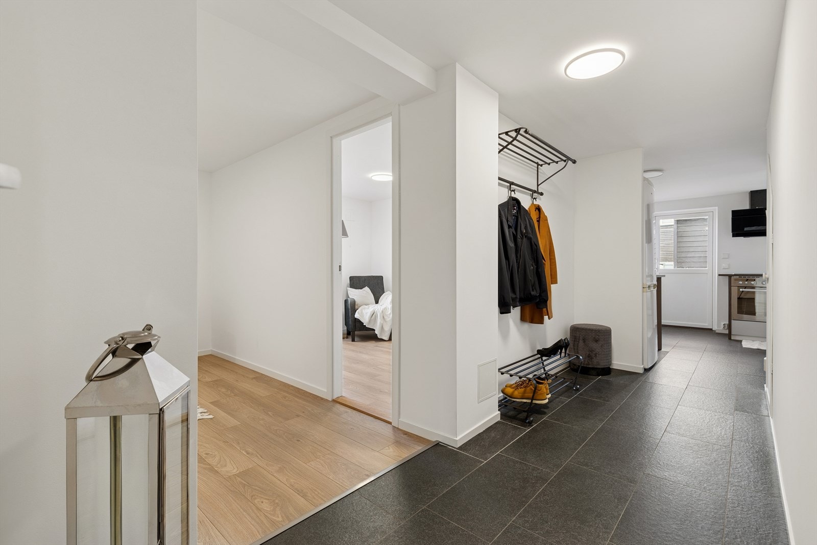 Gangen i kjeller har plass til å henge fra seg yttertøy og plassere fottøy. Galleribilde