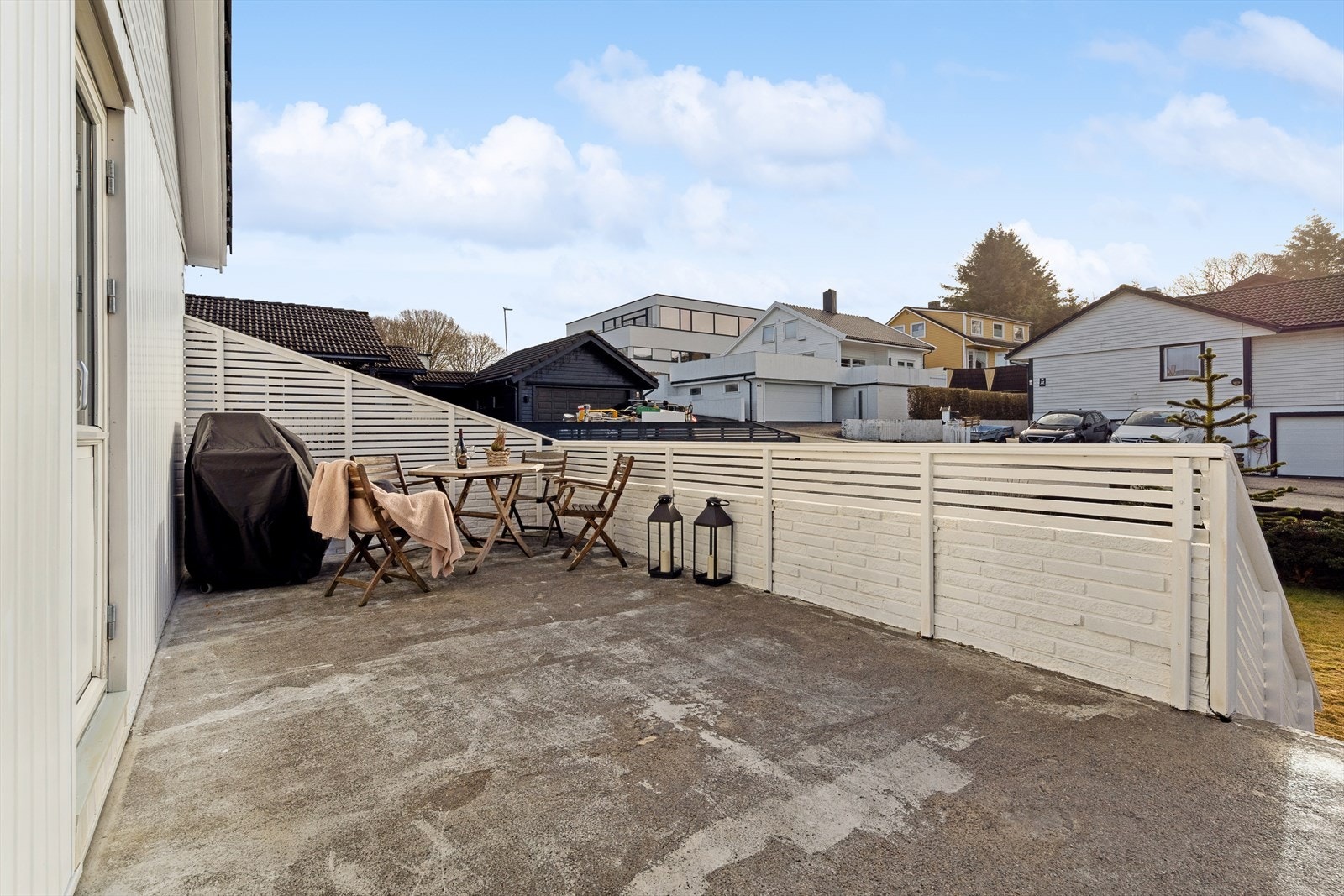 Den romslige terrassen gir plass til både sittegruppe og spiseplass, perfekt for å nyte solrike dager og lange, behagelige kvelder. Galleribilde