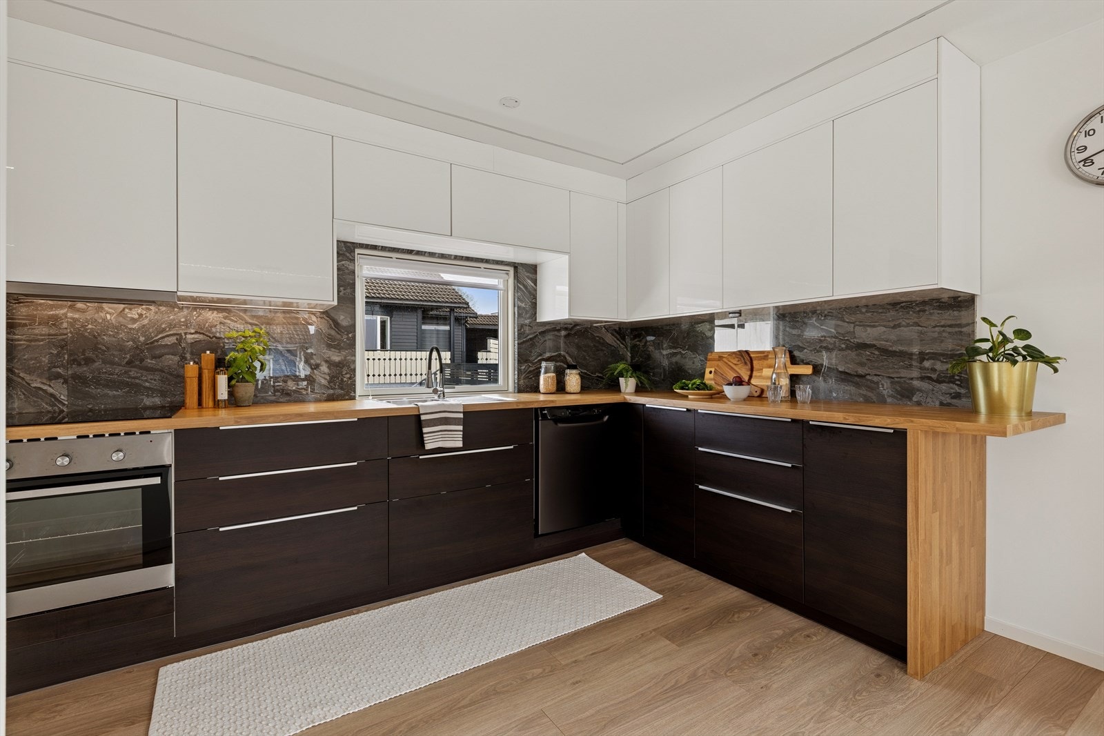 Et vindu på kjøkkenet slipper inn godt med naturlig lys. Galleribilde